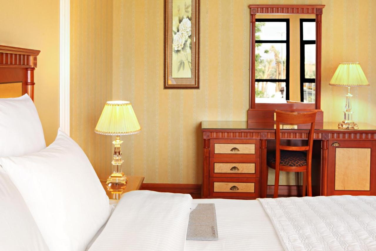 Le Meridien Медина Экстерьер фото A room at the hotel