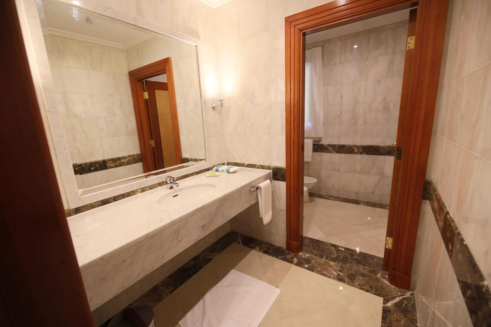 Le Meridien Медина Экстерьер фото Bathroom