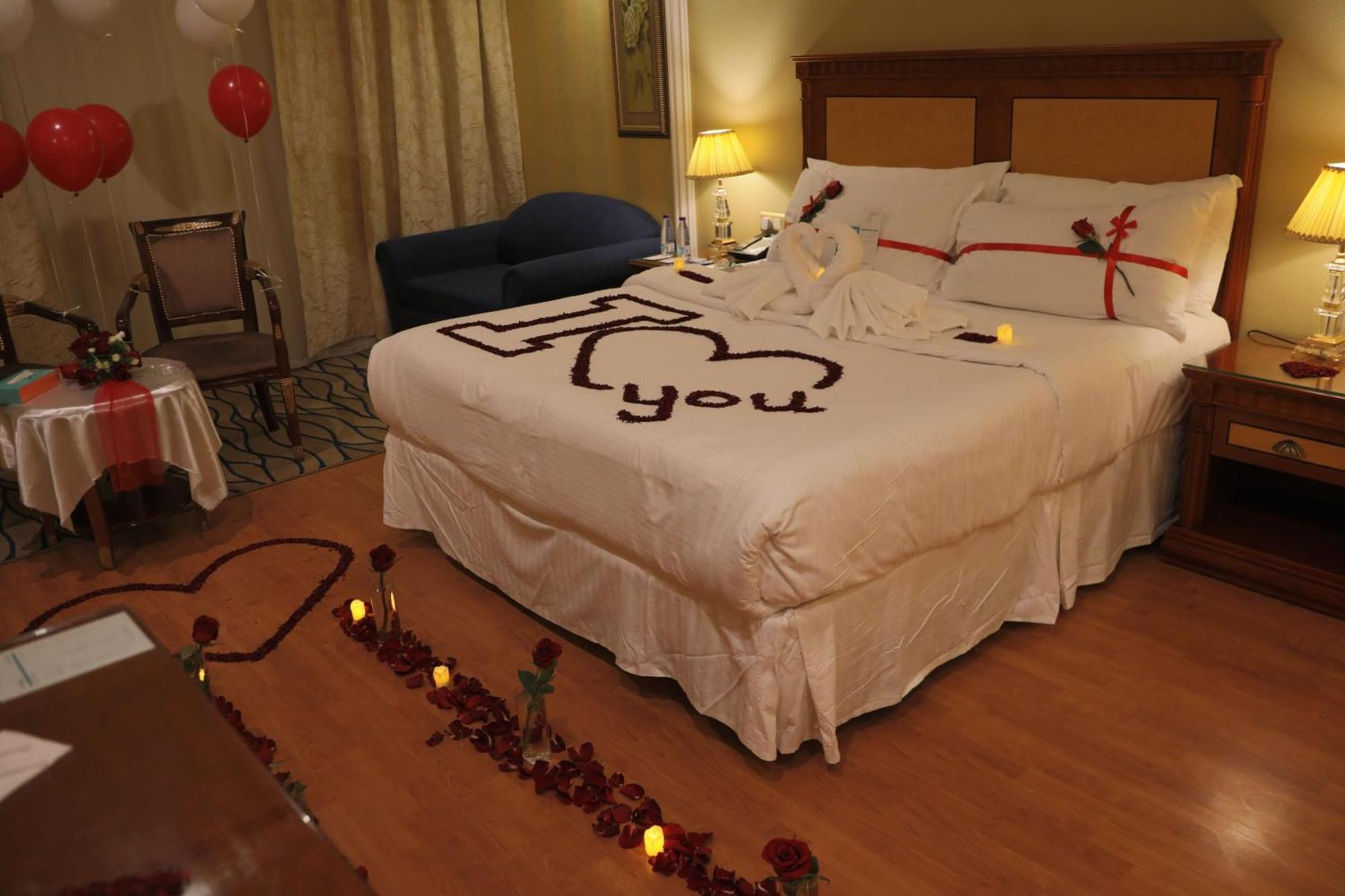 Le Meridien Медина Экстерьер фото A bedroom decorated for Valentine's Day