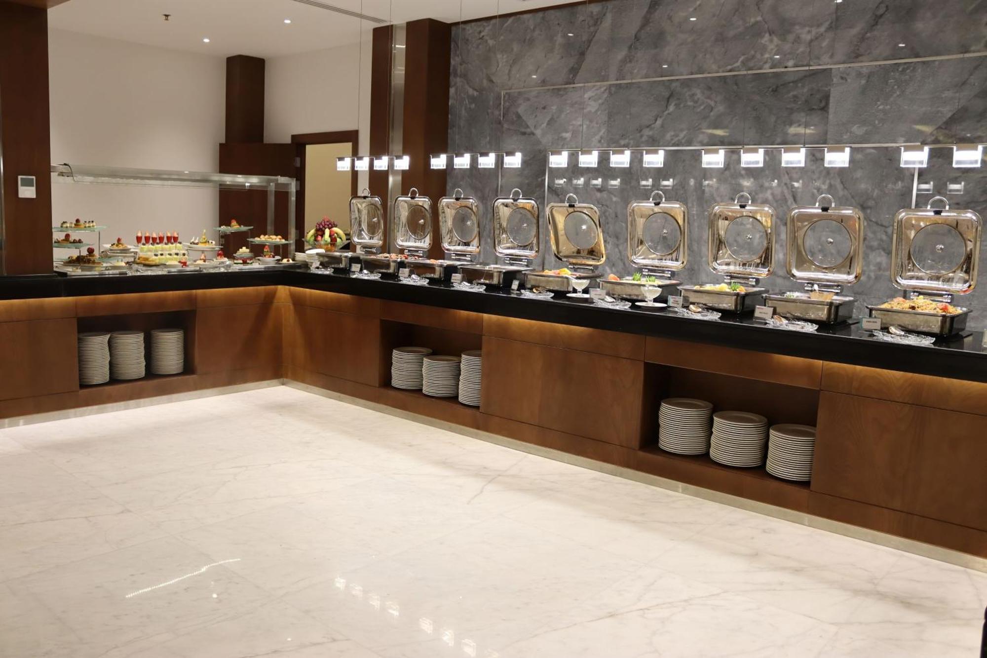 Le Meridien Медина Экстерьер фото A buffet at a hotel