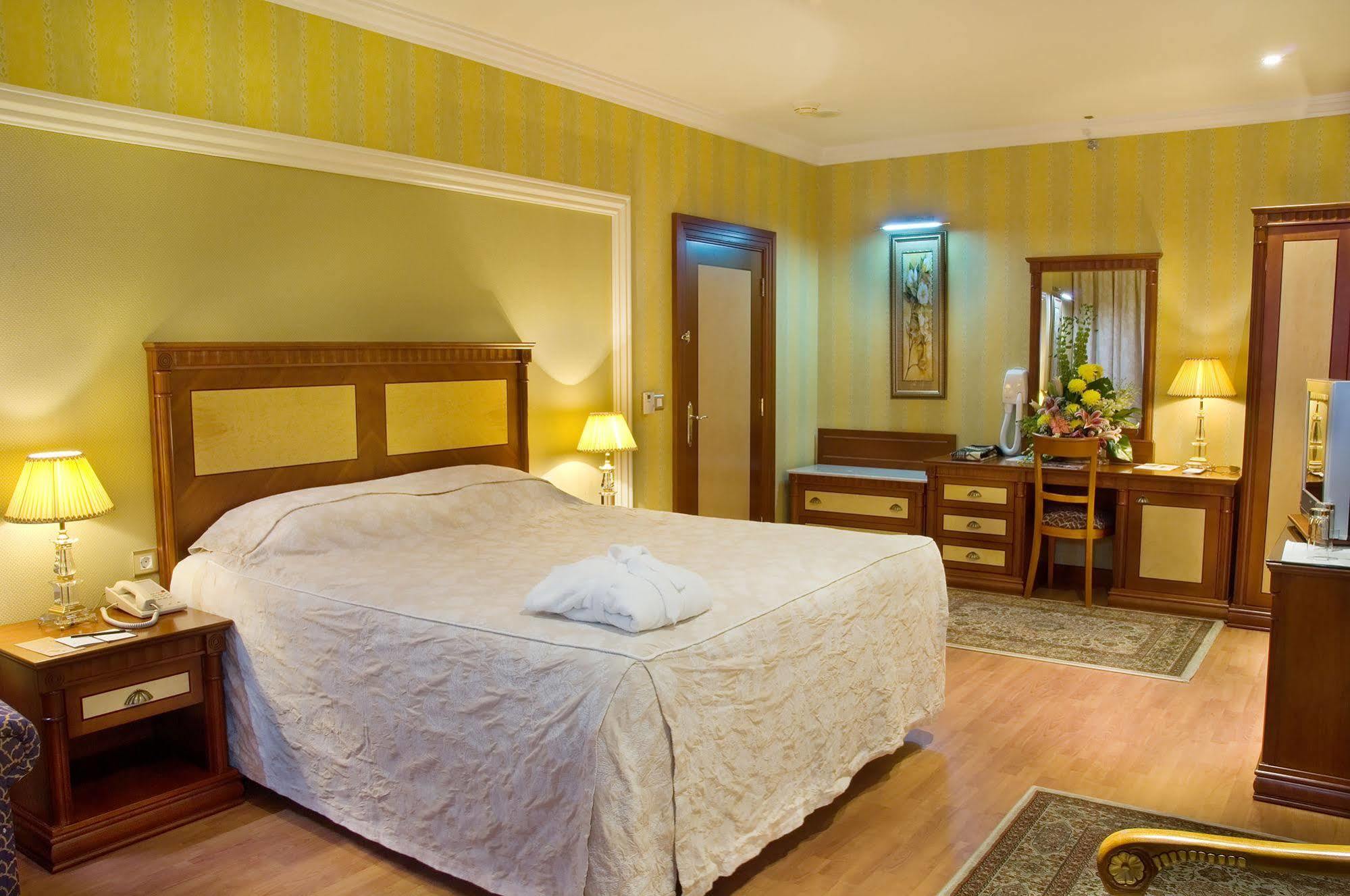 Le Meridien Медина Экстерьер фото A room at the hotel