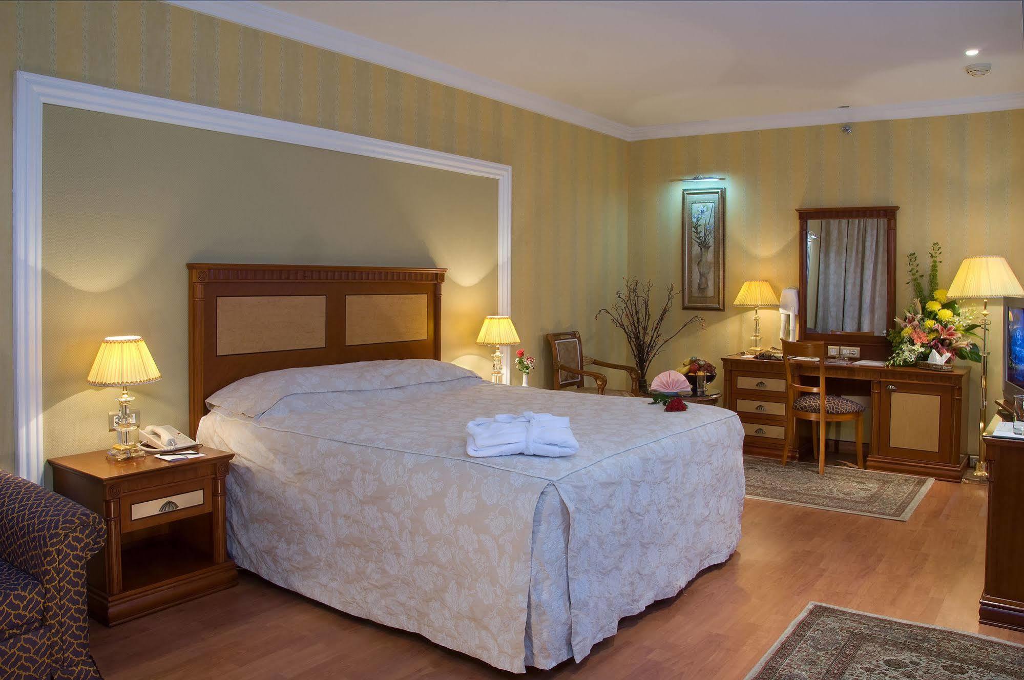 Le Meridien Медина Экстерьер фото A bedroom at the hotel