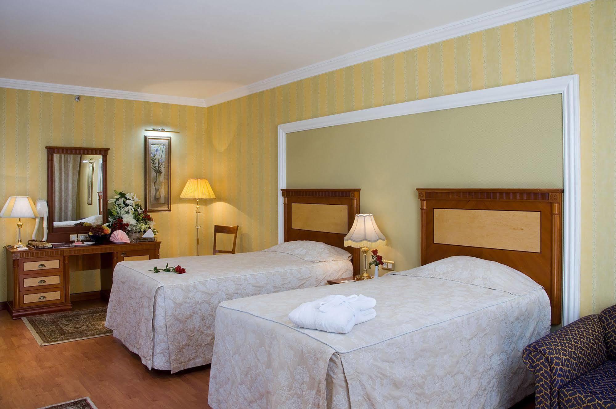 Le Meridien Медина Экстерьер фото A room at the hotel